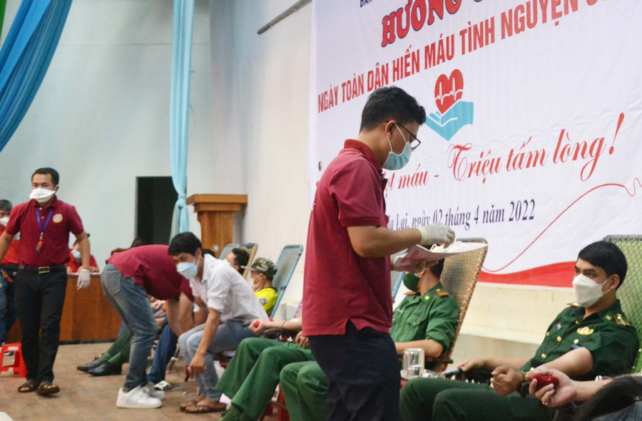 Cán bộ, chiến sĩ Bộ Chỉ huy Bộ đội Biên phòng tỉnh tham gia HMTN. Ảnh: Hoàng Minh