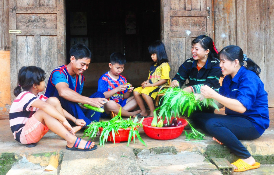 Công nhân người Kinh và người dân tộc thiểu số kết nghĩa giúp nhau cùng phát triển. Ảnh: Vĩnh Hoàng