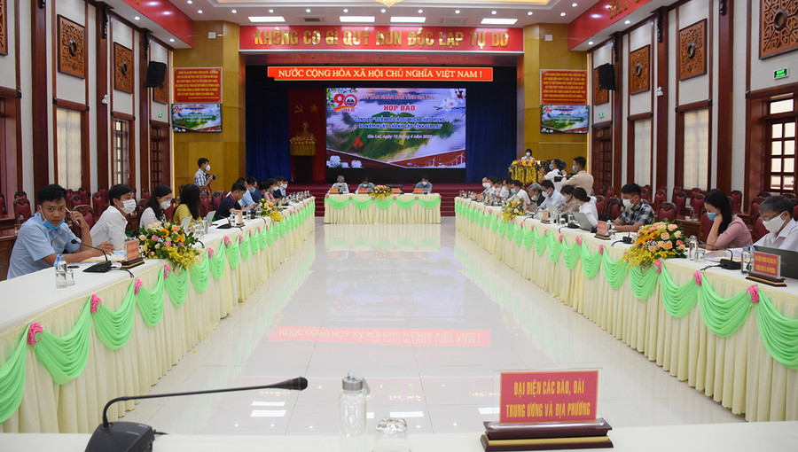 UBND tỉnh họp báo công bố Tuần lễ các sự kiện chào mừng 90 năm Ngày thành lập tỉnh. Ảnh: Anh Huy  UBND tỉnh họp báo công bố Tuần lễ các sự kiện chào mừng 90 năm Ngày thành lập tỉnh. Ảnh: Anh Huy