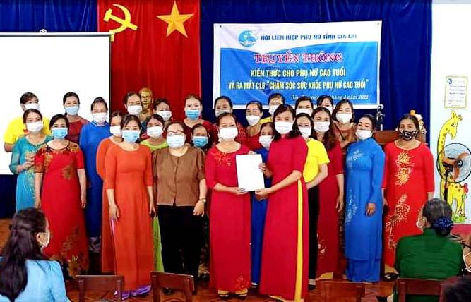 Hội LHPN thị trấn Chư Sê ra mắt câu lạc bộ chăm sóc sức khỏe phụ nữ người cao tuổi. Ảnh: Đinh Yến