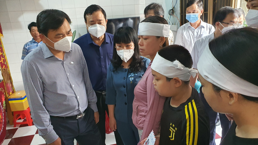 Ông Nguyễn Hoàng Hiệp (bên trái) thăm gia đình có người tử vong trong đợt mưa gió bất thường. Ảnh: Huy Hoàng Ông Nguyễn Hoàng Hiệp (bên trái) thăm gia đình có người tử vong trong đợt mưa gió bất thường. Ảnh: Huy Hoàng