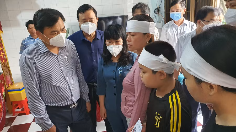  Ông Nguyễn Hoàng Hiệp (bên trái) thăm gia đình có người tử vong trong đợt mưa gió bất thường. Ảnh: Huy Hoàng