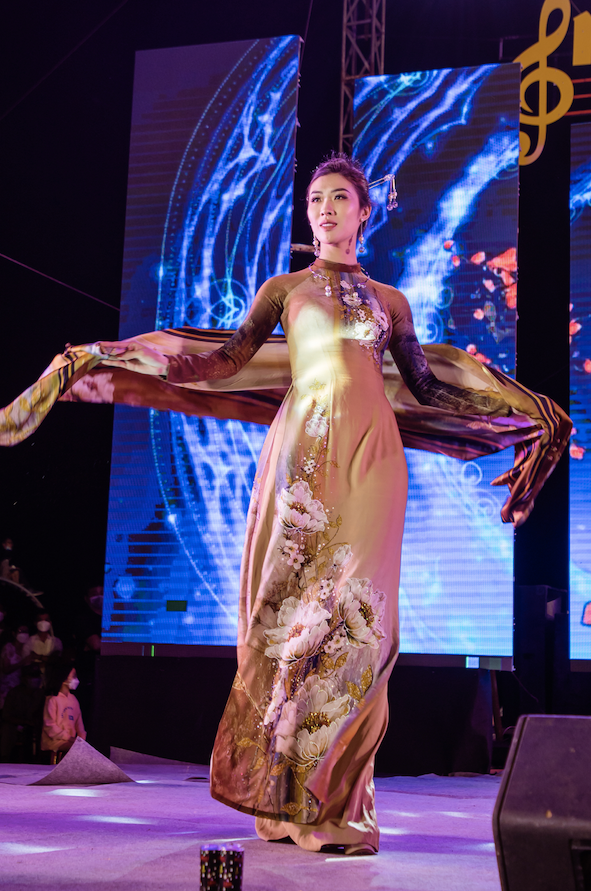 Loạt áo dài của nhà thiết kế Việt Hùng ghi điểm bởi sự tinh tế trong kiểu dáng lẫn họa tiết mang đậm chất Việt. Dù có phong cách đa dạng nhưng các trang phục đều tôn lên nét đẹp của áo dài và sự mềm mại, uyển chuyển của người phụ nữ Việt. Ảnh: Tuấn Khải