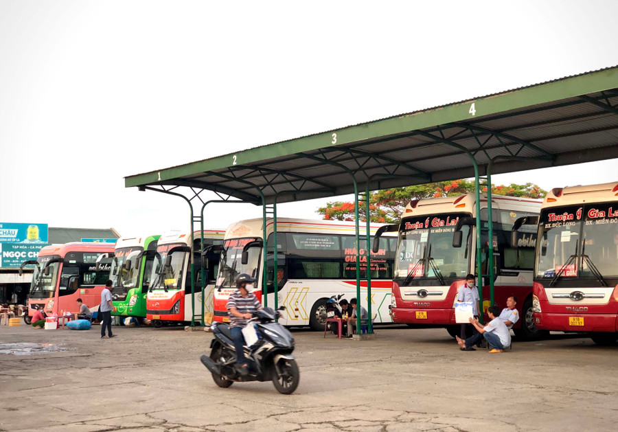 Xe khách đậu chờ đón khách tại Bến xe Đức Long Gia Lai. Ảnh: Lê Hòa
