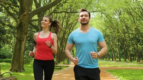  Người dưới 60 tuổi cần đi bộ khoảng 8.000 - 10.000 bước mỗi ngày. Ảnh: Shutterstock