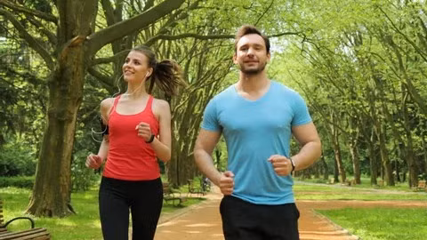  Người dưới 60 tuổi cần đi bộ khoảng 8.000 - 10.000 bước mỗi ngày. Ảnh: Shutterstock