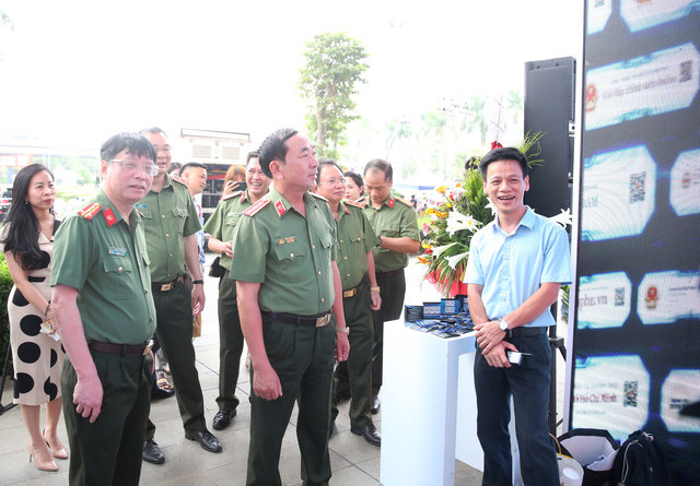 Thượng tướng Trần Quốc Tỏ, Thứ trưởng Bộ Công an (giữa) tham quan khu trưng bày của Cổng TTĐT Chính phủ - Ảnh: VGP/Hoàng Giang Thượng tướng Trần Quốc Tỏ, Thứ trưởng Bộ Công an (giữa) tham quan khu trưng bày của Cổng TTĐT Chính phủ - Ảnh: VGP/Hoàng Giang