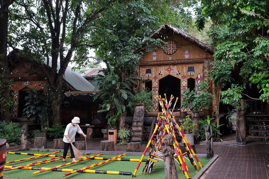 Các nhà hàng ẩm thực truyền thống còn chuẩn bị các hoạt động văn hóa-văn nghệ, trình diễn cồng chiêng phục vụ du khách dịp lễ. Ảnh: Hoàng Ngọc