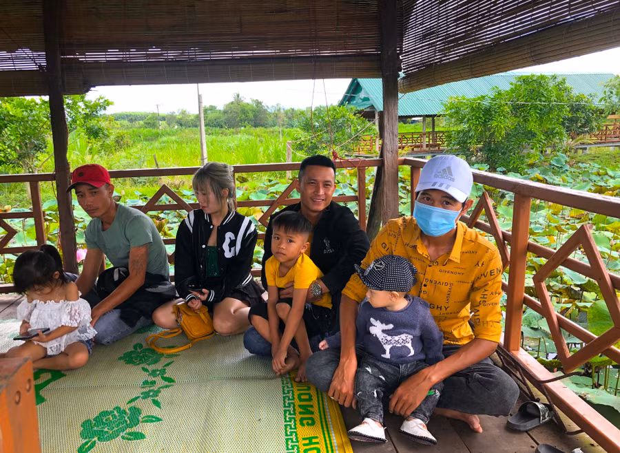 Anh Phạm Tấn Tài (thứ 2 từ phải sang, thôn 4, xã Thành An, thị xã An Khê) cùng bạn bè tổ chức đưa các con đi chơi nhân dịp nghỉ lễ 30-4 và 1-5. Ảnh: Ngọc Minh 