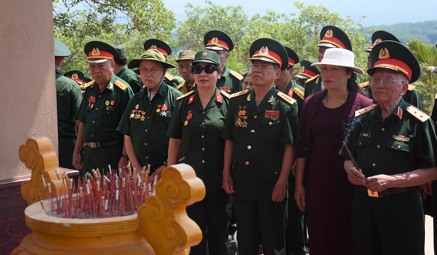 Trung tướng Khuất Duy Tiến (bìa phải) và cán bộ Ban liên lạc truyền thống Đại đoàn Đồng Bằng-Sư đoàn 320 thắp hương tri ân tại Bia di tích Chiến thắng Chư Nghé. Ảnh: Phương Duyên  Trung tướng Khuất Duy Tiến (bìa phải) và cán bộ Ban liên lạc truyền thống Đại đoàn Đồng Bằng-Sư đoàn 320 thắp hương tri ân tại Bia di tích Chiến thắng Chư Nghé. Ảnh: P.D