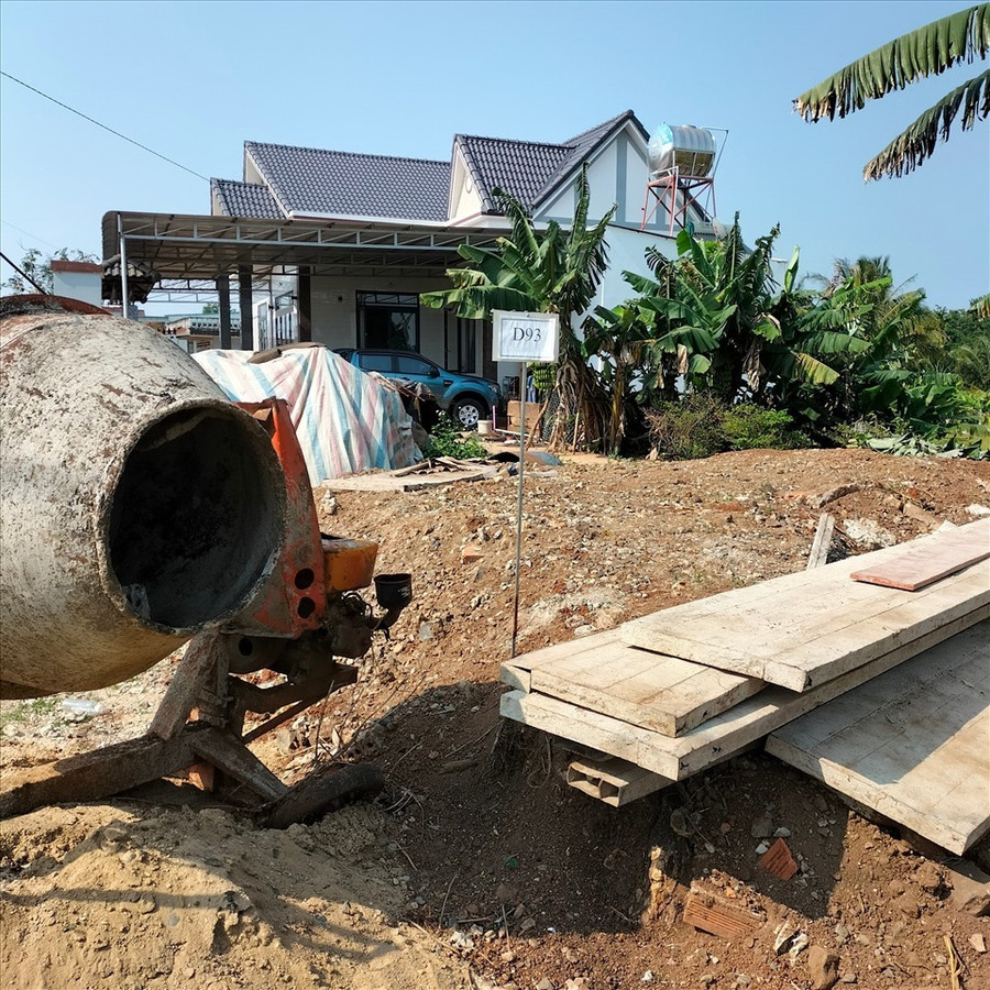 Các đối tượng "cò đất" tự ý cắm bảng, phân lô để thổi giá đất. Ảnh: T.X Các đối tượng