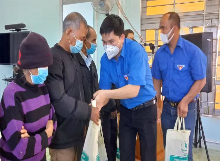 Anh Hồ Xuân Bắc-Bí thư Đoàn Thanh niên Công ty TNHH một thành viên Cao su Mang Yang tặng quà cho người dân khó khăn xã A Dơk (huyện Đak Đoa). Ảnh: Phan Lài