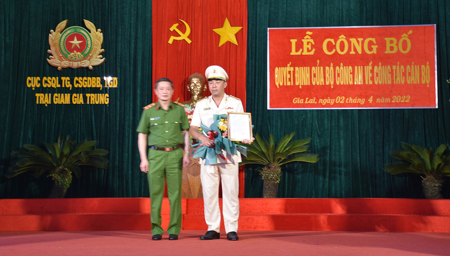  Trung tướng Lê Minh Hùng-Ủy viên Đảng ủy Công an Trung ương, Bí thư Đảng ủy, Cục trưởng Cục C10-Bộ Công an trao quyết định cho Thượng tá Đào Ngọc Sỹ. Ảnh: Hà Phương