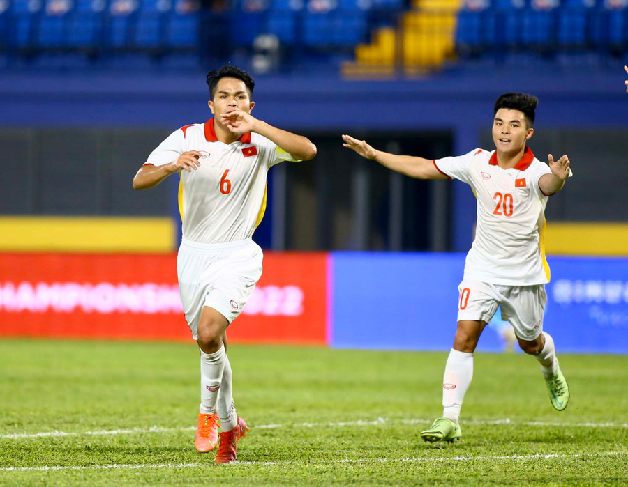 Phạm Văn Hữu (bìa phải) trong màu áo U23 Việt Nam ở trận đấu với U23 Singapore (ảnh nhân vật cung cấp).