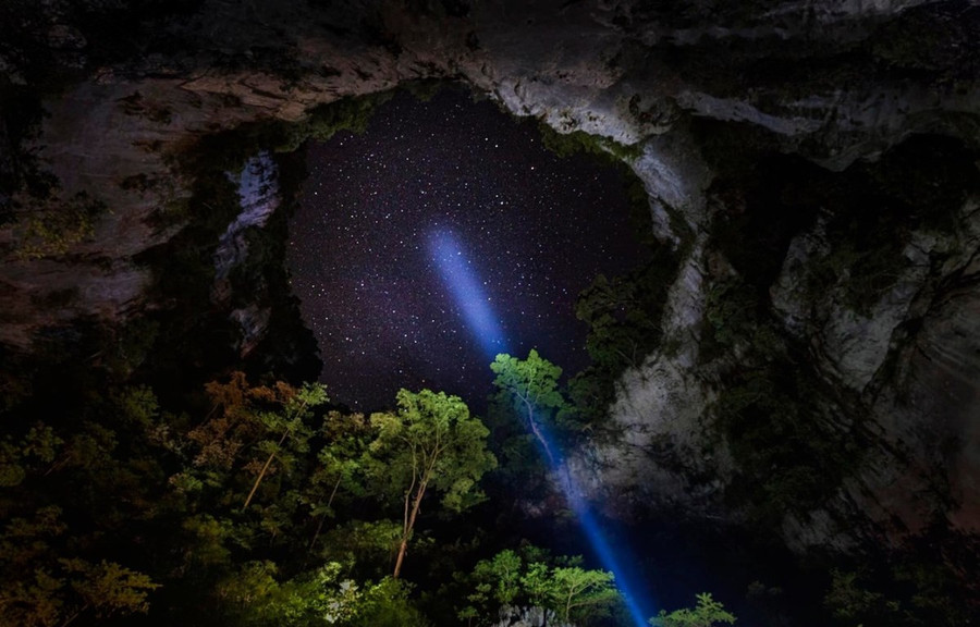 Trời đêm từ bãi trại hố sụt Kong, Phong Nha-Kẻ Bàng. Ảnh: Jungle Boss Tour