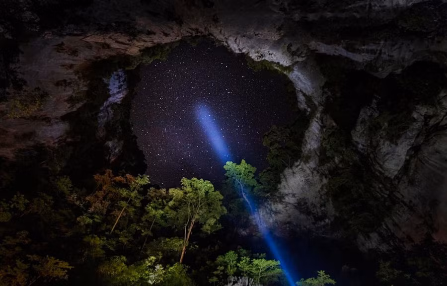 Trời đêm từ bãi trại hố sụt Kong, Phong Nha-Kẻ Bàng. Ảnh: Jungle Boss Tour