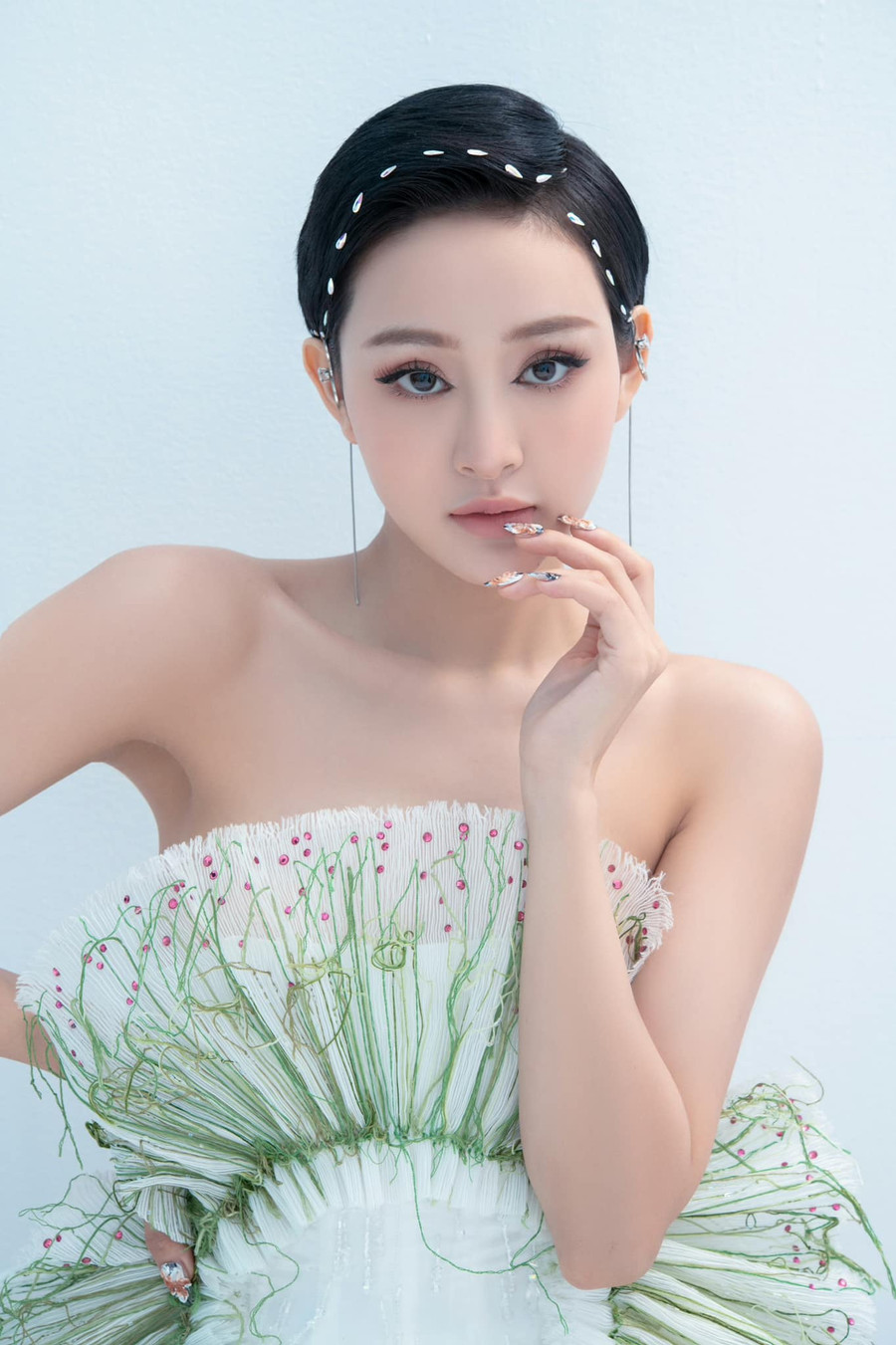 Hiền Hồ nhận lỗi sau vụ ồn ào tình cảm