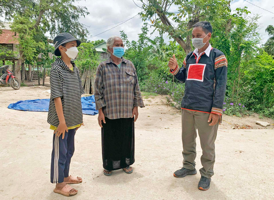 Ông Ksor Lý (bìa phải) trao đổi công việc với bà con trong buôn. Ảnh: R’Ô HOK Ông Ksor Lý (bìa phải) trao đổi công việc với bà con trong buôn. Ảnh: R’Ô HOK