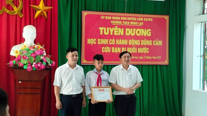 Ban Giám hiệu Trường Trường THCS Minh Lạc tuyên dương và trao thưởng em Nguyễn Văn Dương.