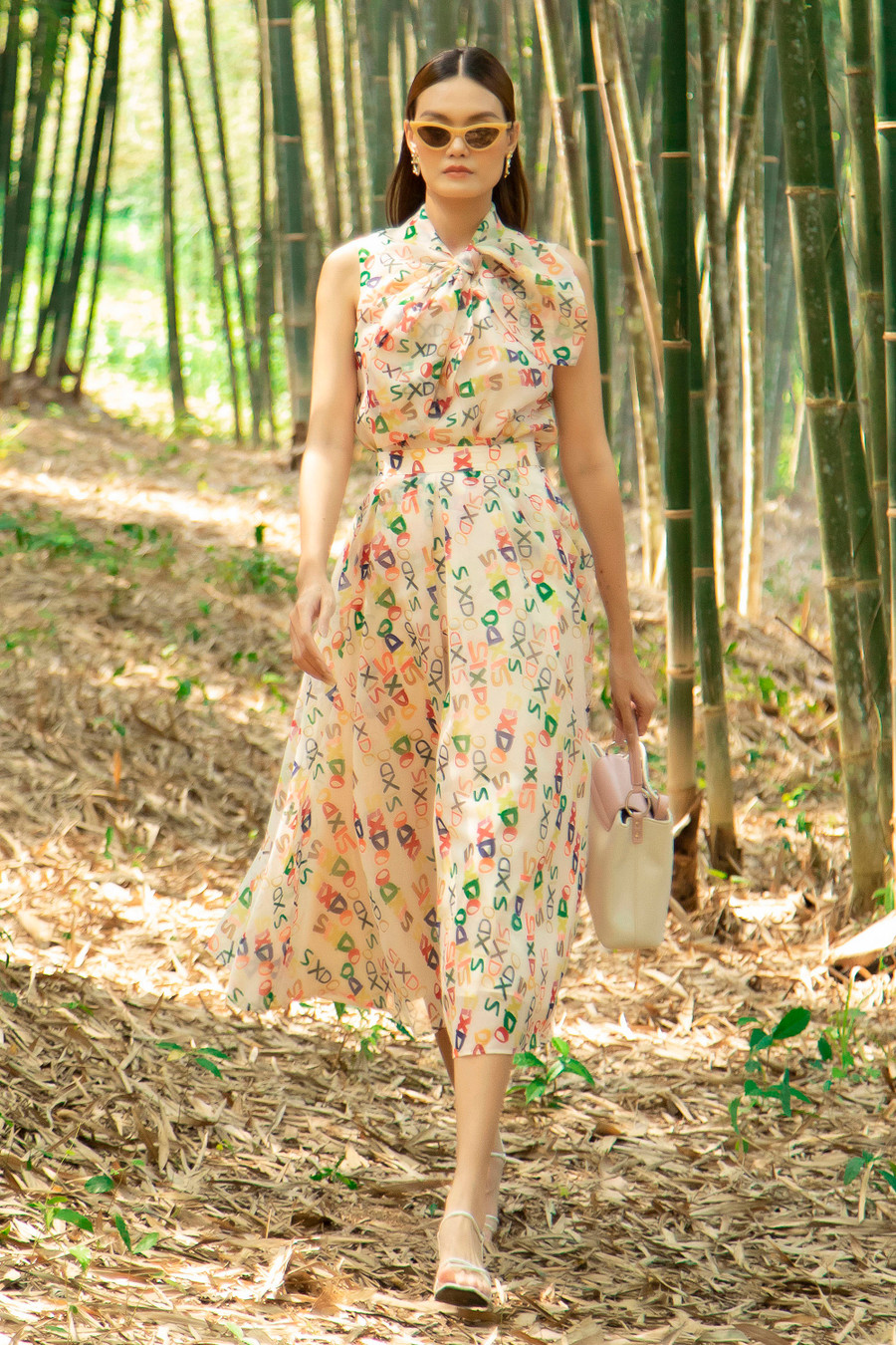 Tên thương hiệu tiếp tục được NTK biến hóa trở thành họa tiết độc đáo trên trang phục mùa Xuân Hè 2022.