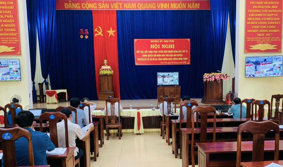 Quang cảnh buổi đối thoại trực tuyến giữa cấp ủy, chính quyền huyện Chư Pưh với người dân. Ảnh: Hà Chi Quang cảnh buổi đối thoại Ảnh Hà Chi