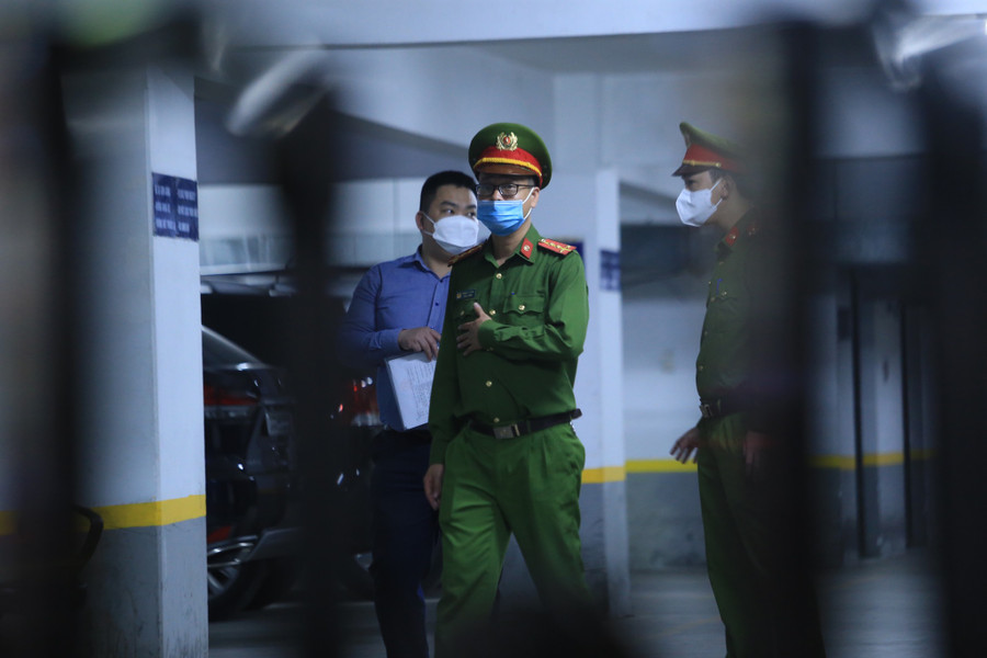 Lực lượng thuộc Bộ Công an đang tiến hành các biện pháp tố tụng tại trụ sở Công ty Cổ phần Chứng khoán Trí Việt. Ảnh: Trần Cường