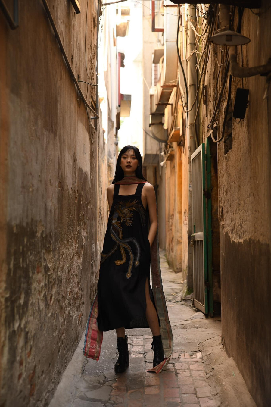  Váy đầm hai dây từ BST mang hương vị Tết hai miền của NTK Huệ Hữu.