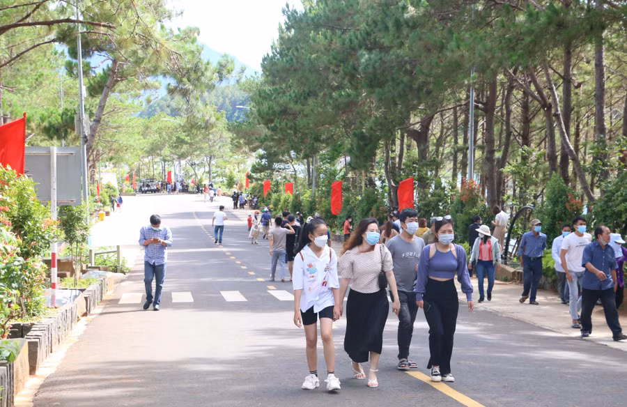 Ngay từ sáng 30-4, Khu du lịch sinh thái Biển Hồ đã tấp nập du khách đến dạo chơi, ngắm cảnh. Ảnh: Quang Tấn