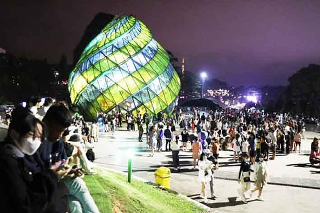 Quảng trường Lâm Viên cũng thu hút rất đông du khách