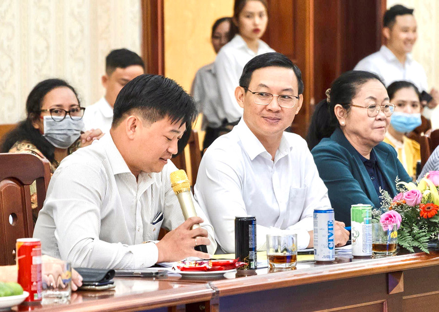 Các vị khách quốc tế của đoàn lãnh sự tại TP. Hồ Chí Minh rất quan tâm tới các sản phẩm nước uống từ dược liệu của Trường Sinh Group. Ảnh: K.N