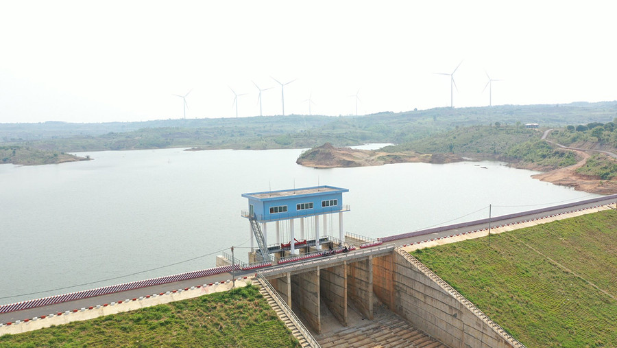 Hồ thủy lợi Plei Thơ Ga với khung cảnh thơ mộng là điểm đến hấp dẫn cho người dân trong kỳ nghỉ Giỗ Tổ năm nay. Ảnh: Quang Tấn