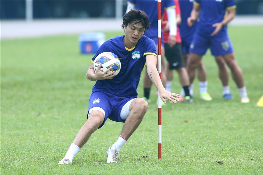 Huấn luyện viên Kiatisak chủ yếu cho các cầu thủ chơi trò chơi để có tinh thần thoải mái trước ngày ra quân. Huấn luyện viên Kiatisak chủ yếu cho các cầu thủ chơi trò chơi để có tinh thần thoải mái trước ngày ra quân.