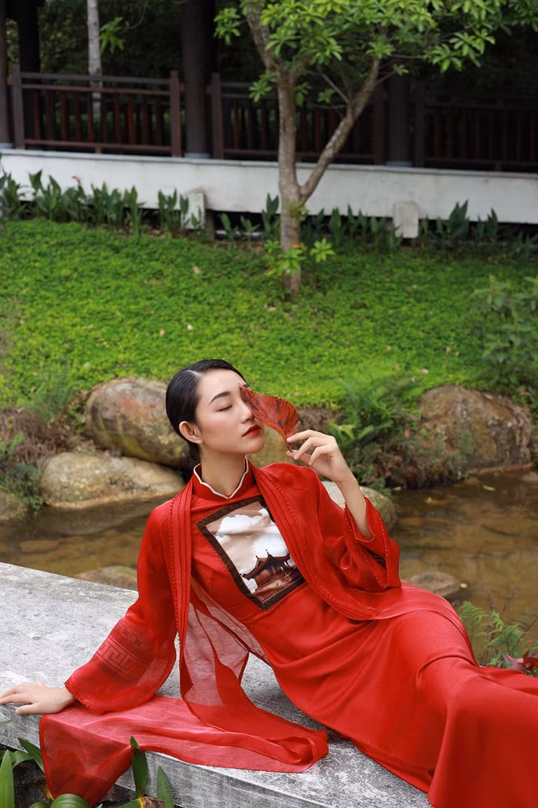 Từng giành thành tích cao tại cuộc thi Top Model Worldwide 2012 và tham gia nhiều chương trình thời trang lớn trong nước cũng như quốc tế, Á quân Vietnam's Next Top Model 2011 Trà My lại đặc biệt rất yêu áo dài. Ảnh: NVCC