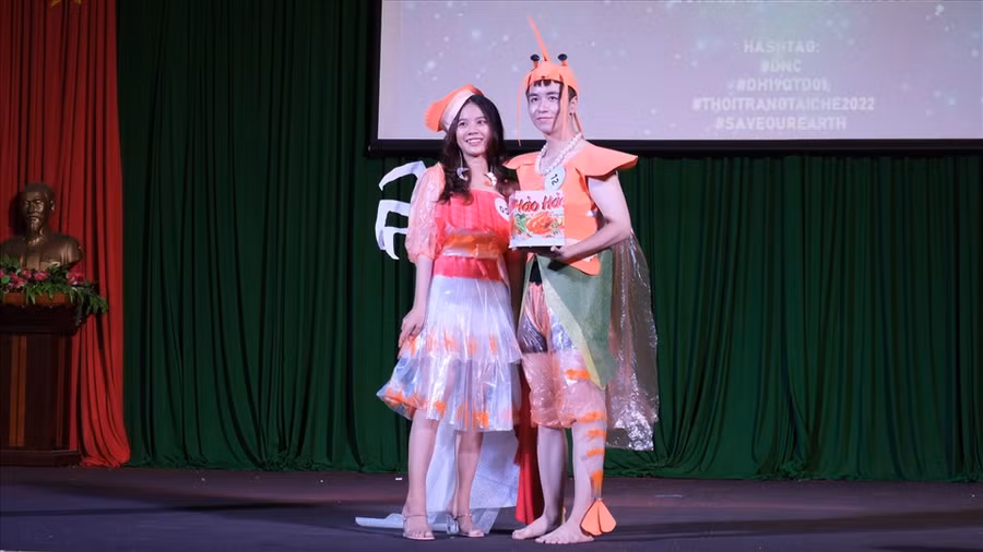 Mang hương vị quê nhà đến hội thi thời trang tái chế, đội thi vùng đất Cà Mau cũng có ý tưởng táo bạo với bộ đôi Chàng tôm - Nàng cua được làm chủ yếu từ chất liệu túi ni lông. Đây là loại vật liệu được thải ra môi trường với số lượng rất lớn hiện nay. Việc tái sử dụng ni lông chính là giải pháp hiệu quả để bảo vệ môi trường. 