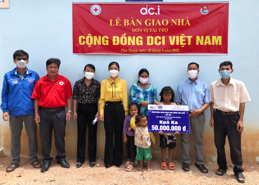 Đoàn công tác bàn giao nhà tình thương cho gia đình ông Kpă Ka (tổ 10, thị trấn Phú Thiện, huyện Phú Thiện). Ảnh: Hồng Ngọc Bàn giao nhà tình thương cho gia đình ông Kpă Ka, tổ 10, thị trấn Phú Thiện, huyện Phú Thiện. Ảnh: Hồng Ngọc