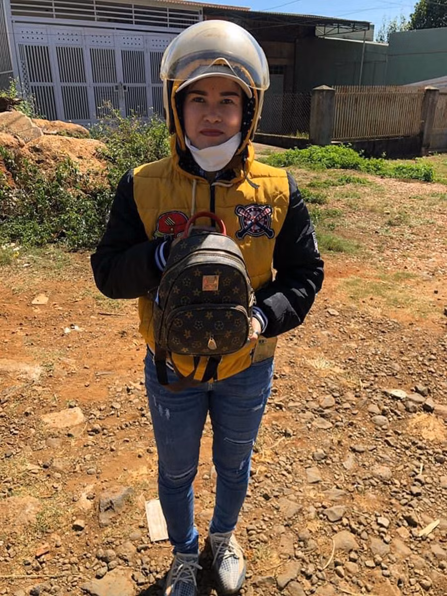 Chị Nguyễn Thị Nga khi nhận lại chiếc balo chứa nhiều giấy tờ, tài sản giá trị của cá nhân do anh Phúc nhặt được và chờ chị 30 phút để giao lại. Ảnh nhân vật cung cấp