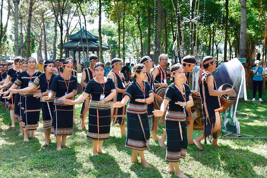 Đoàn nghệ nhân huyện Đak Đoa tham gia trình diễn cồng chiêng lễ hội đâm trâu.