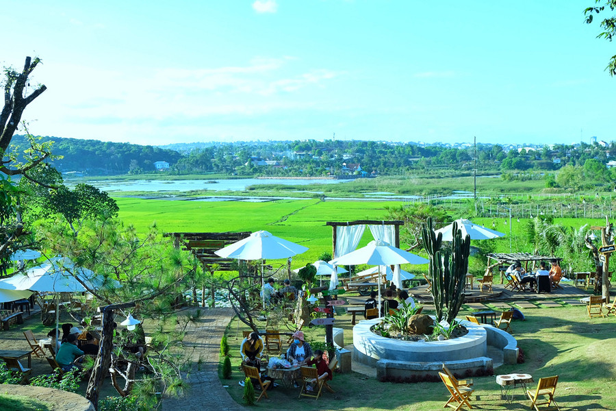 Quán cà phê Thông Farm & Bistro (hẻm 466 Lê Thánh Tôn, phường Hội Phú, TP. Pleiku) bị yêu cầu tháo dỡ vì xây dựng nhiều công trình trái phép trên đất nông nghiệp. Ảnh: Hoàng Ngọc Quán cà phê Thông Farm & Bistro (hẻm 466 Lê Thánh Tôn, phường Hội Phú, TP. Pleiku) bị yêu cầu tháo dỡ vì xây dựng nhiều công trình trái phép trên đất nông nghiệp. Ảnh: Hoàng Ngọc