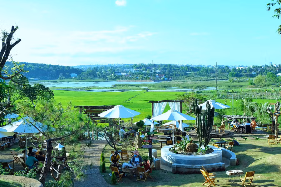 Quán cà phê Thông Farm & Bistro (hẻm 466 Lê Thánh Tôn, phường Hội Phú, TP. Pleiku) bị yêu cầu tháo dỡ vì xây dựng nhiều công trình trái phép trên đất nông nghiệp. Ảnh: Hoàng Ngọc