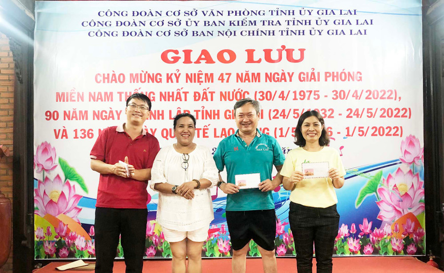 Đồng chí Đoàn Thị Bích Nguyệt-Phó Chánh Văn phòng Tỉnh ủy, Chủ tịch Công đoàn Cơ sở Văn phòng Tỉnh ủy trao giải cho các đội chơi. Ảnh: Đăng Khoa