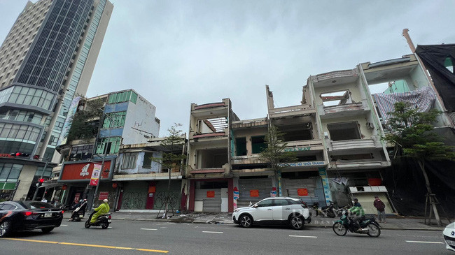 Hàng loạt ngôi nhà mặt tiền đương Lê Duẩn đang được tháo dỡ. Ảnh NC Hàng loạt ngôi nhà mặt tiền đương Lê Duẩn đang được tháo dỡ. Ảnh NC