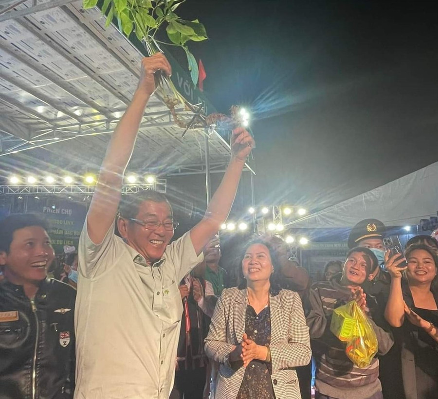 Khoảng khắc trúng đấu giá củ sâm 57 năm tuổi. Ảnh: T.T