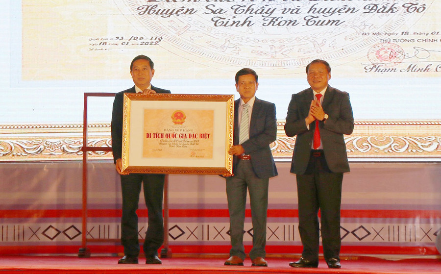 Bộ trưởng Bộ Văn hóa-Thể thao và Du lịch Nguyễn Văn Hùng trao Bảng xếp hạng Di tích Quốc gia đặc biệt điểm cao 1015, điểm cao 1049 cho huyện Sa Thầy và huyện Đak Tô. Ảnh: Nguyễn Tú