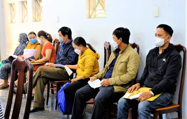 Người dân đến làm việc tại bộ phận một của TP.Gia Nghĩa. Ảnh: V.H