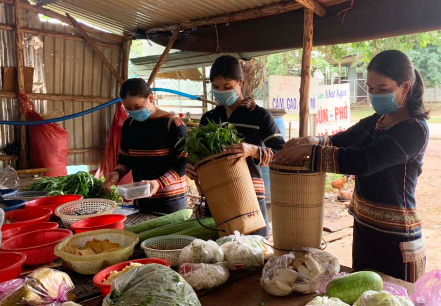 Các thành viên Câu lạc bộ Phụ nữ nói không với rác thải nhựa của Hội LHPN xã Ia Mơ Nông đi chợ bằng gùi. Ảnh: Nhật Hào