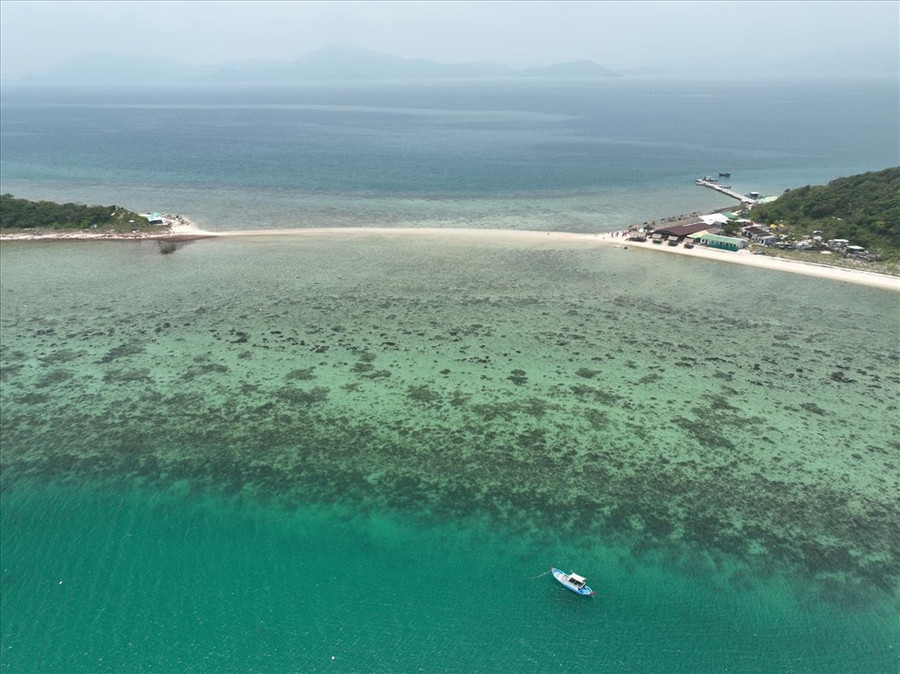 Đảo Điệp Sơn là điểm du lịch trải nghiệm thú vị của du khách khi đến với Nha Trang.