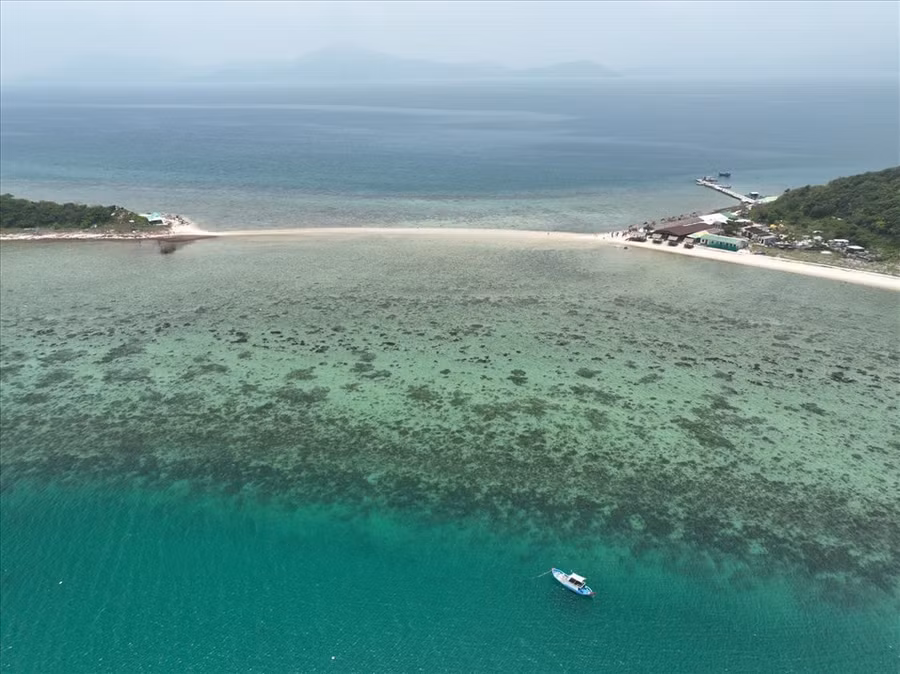 Đảo Điệp Sơn là điểm du lịch trải nghiệm thú vị của du khách khi đến với Nha Trang.