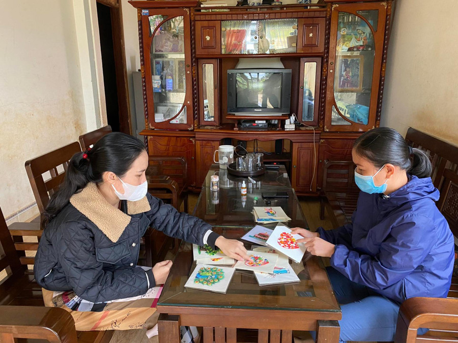 Chị Lệ (bên trái) giới thiệu các mẫu thiệp với cán bộ Hội LHPN xã Cư Mốt. Chị Lệ (bên trái) giới thiệu các mẫu thiệp với cán bộ Hội LHPN xã Cư Mốt.