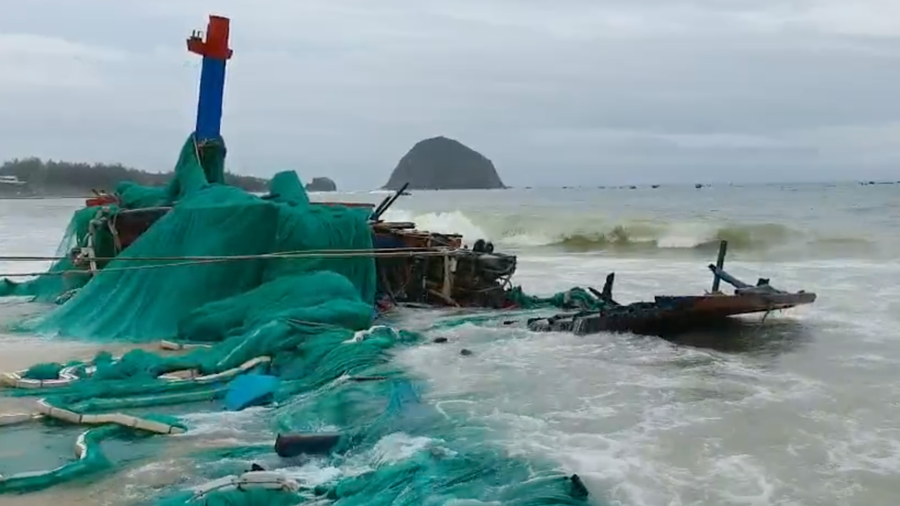 Tàu cá tiền tỉ bị sóng đánh tan tành. Ảnh: Huy Hoàng Tàu cá tiền tỉ bị sóng đánh tan tành. Ảnh: Huy Hoàng