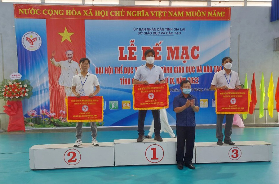 Ông Nguyễn Văn Ý-Phó Giám đốc Sở Văn hóa-Thể thao và Du lịch trao giải cho các trường đạt giải cao ở môn điền kinh. Ảnh: Thiên Di Ông Nguyễn Văn Ý-Phó Giám đốc Sở Văn hóa-Thể thao và Du lịch trao giải cho các trường đạt giải cao ở môn điền kinh. Ảnh: Thiên Di